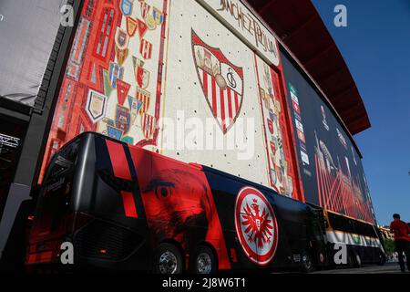 Sevilla, Spanien. 18.. Mai 2022. Eintracht Frankfurt Bus während der UEFA Europa League, Endspiel zwischen Eintracht Frakfurt und Rangers FC spielte im Sanchez Pizjuan Stadium am 18. Mai 2022 in Sevilla, Spanien. (Foto von PRESSINPHOTO) Credit: PRESSINPHOTO SPORTS AGENCY/Alamy Live News Stockfoto