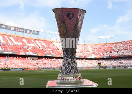 Sevilla, Spanien. 18.. Mai 2022. Die Trophäe der UEFA Europa League vor dem Auftakt des Spiels der UEFA Europa League im Ramon Sanchez-Pizjuan Stadium, Sevilla. Bildnachweis sollte lauten: Jonathan Moscrop/Sportimage Kredit: Sportimage/Alamy Live News Stockfoto