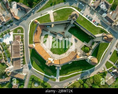 Luftaufnahme von Schloss Blandy in Nordfrankreich typische feudale Festung in herrschaftlichen Residenz im gotischen Stil übertragen, sechseckige Einfriedung, Stockfoto