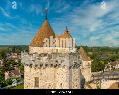 Vollständig restaurierter mittelalterlicher Bergfried mit rotem Dach und Zinnen im Département Blandy les Tours seine-et-Marne in Nordfrankreich Stockfoto