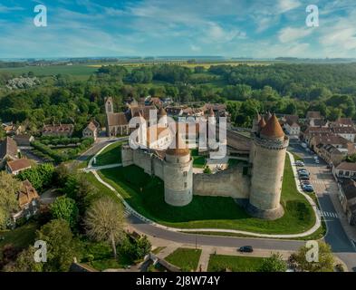 Luftaufnahme von Schloss Blandy in Nordfrankreich typische feudale Festung in herrschaftlichen Residenz im gotischen Stil übertragen, sechseckige Einfriedung, Stockfoto