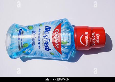 Flasche Colgate Plax Max frisch antibakterielle Mundspülung der Marke Colgate von Palmolive in Peppermint-Geschmack blaue Farbe. Vorderansicht des Colgate Munds Stockfoto