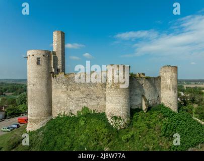 Luftbild Grundrisse von oben nach unten Blick auf Billy Burg in Mittelfrankreich mit Bergfried, vier Halbkreistürmen und befestigtes Torhaus auf einem Hügel Stockfoto