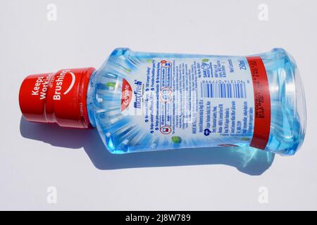 Flasche Colgate Plax Max Frische antibakterielle Mundspülung der Marke Colgate von Palmolive in Pfefferminzgeschmack blauer Farbe. Rückansicht des Colgate-Mundfr Stockfoto