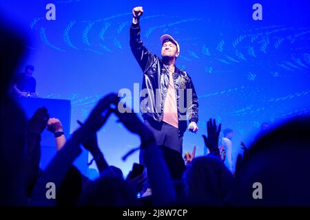 Hamburg, Deutschland. 17.. Mai 2022. Der Musiker Marteria rappt während seines Aufführens auf die Bühne. Das digitale Festival OMR startete am Dienstag in Hamburg mit großen Menschenmengen und langen Schlangen an den Eingängen. Quelle: Jonas Walzberg/dpa/Alamy Live News Stockfoto