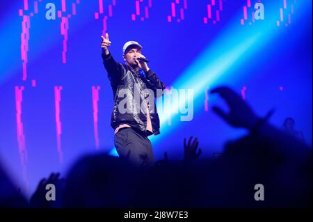 Hamburg, Deutschland. 17.. Mai 2022. Der Musiker Marteria rappt während seines Aufführens auf die Bühne. Das digitale Festival OMR startete am Dienstag in Hamburg mit großen Menschenmengen und langen Schlangen an den Eingängen. Quelle: Jonas Walzberg/dpa/Alamy Live News Stockfoto