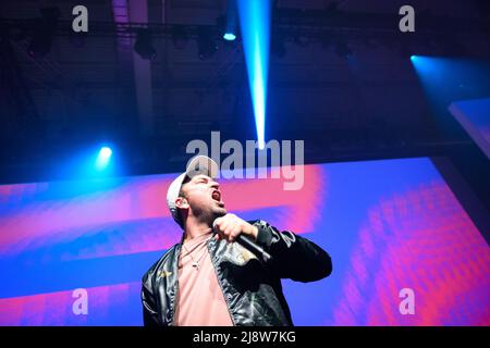 Hamburg, Deutschland. 17.. Mai 2022. Der Musiker Marteria rappt während seines Aufführens auf die Bühne. Das digitale Festival OMR startete am Dienstag in Hamburg mit großen Menschenmengen und langen Schlangen an den Eingängen. Quelle: Jonas Walzberg/dpa/Alamy Live News Stockfoto