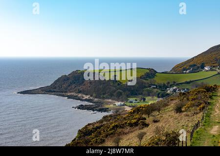 Blick vom Küstenpfad entlang der Solway-Küste an einem schönen sonnigen Frühlingstag. Sandyhills Beach, Dumfries und Galloway, Schottland. Stockfoto