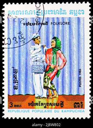 MOSKAU, RUSSLAND - 14. MAI 2022: Briefmarke gedruckt in Kampuchea (Kambodscha) zeigt Folklore, Folk Customs Serie, um 1983 Stockfoto