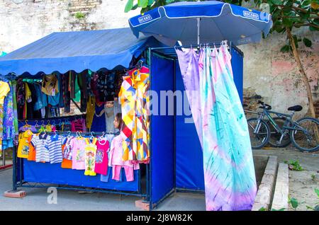 Ein Kiosk oder ein Marktstand, der bunte Kleidung im Plaza Polo verkauft Stockfoto