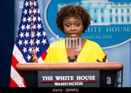 Die Pressesprecherin des Weißen Hauses, Karine Jean-Pierre, informiert die Medien vom White House Press Briefing Room in Washington, DC, USA, 18. Mai 2022. Kredit: Jim LoScalzo/Pool über CNP Stockfoto