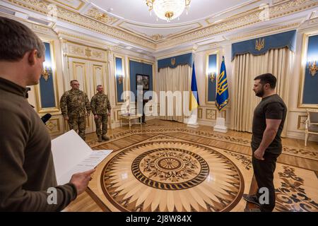 Kiew, Ukraine. 18.. Mai 2022. Der ukrainische Präsident Wolodymyr Zelenskyy, rechts, überreicht ukrainische Soldaten, die am 18. Mai 2022 im Marijinski-Palast in Kiew, Ukraine, den Titel eines Helden der Ukraine erhielten, den Goldenen Stern. Quelle: Ukrainische Präsidentschaft/Ukrainische Präsidentschaft/Alamy Live News Stockfoto