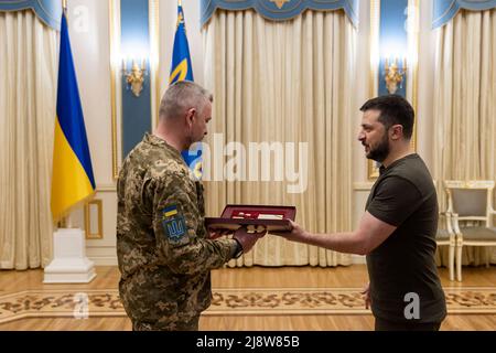 Kiew, Ukraine. 18.. Mai 2022. Der ukrainische Präsident Wolodymyr Zelenskyy, rechts, überreicht dem Helden der ukrainischen Soldaten, Oberst Serhiy Baranowski, während einer Zeremonie im Marijinski-Palast am 18. Mai 2022 in Kiew, Ukraine, den Befehl „Goldener Stern“. Quelle: Ukrainische Präsidentschaft/Ukrainische Präsidentschaft/Alamy Live News Stockfoto