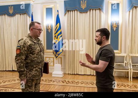 Kiew, Ukraine. 18.. Mai 2022. Der ukrainische Präsident Wolodymyr Zelenskyy, rechts, überreicht dem Helden der ukrainischen Soldaten, Oberst Serhiy Musienko, während einer Zeremonie im Marijinski-Palast am 18. Mai 2022 in Kiew, Ukraine, den Befehl „Goldener Stern“. Quelle: Ukrainische Präsidentschaft/Ukrainische Präsidentschaft/Alamy Live News Stockfoto