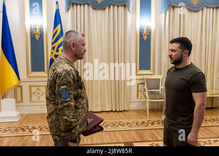 Kiew, Ukraine. 18.. Mai 2022. Der ukrainische Präsident Wolodymyr Zelenskyy, rechts, überreicht dem Helden der ukrainischen Soldaten, Oberst Serhiy Baranowski, während einer Zeremonie im Marijinski-Palast am 18. Mai 2022 in Kiew, Ukraine, den Befehl „Goldener Stern“. Quelle: Ukrainische Präsidentschaft/Ukrainische Präsidentschaft/Alamy Live News Stockfoto