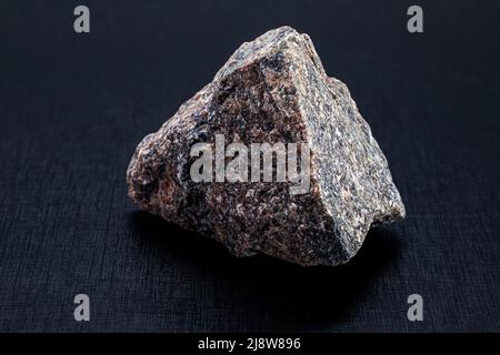 Stein in Pflaster oder Pflaster, genannt Granit oder zerkleinerten Stein, isoliert von schwarzem Hintergrund, Copyspace Stockfoto