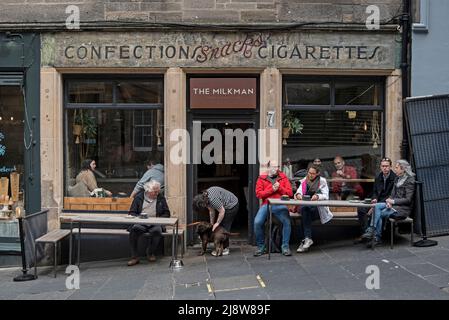 Der Milchmann, ein Coffee Shop in Cockburn Street in Edinburgh mit der ursprünglichen "Konfekt Imbisse Zigaretten' Schild an die Wand gemalt. Stockfoto