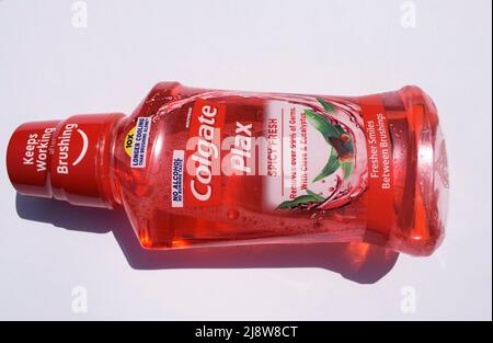 Flasche Colgate Plax Max frisch antibakterielle Mundspülung der Marke Colgate von Palmolive in würziger, frischer, roter Farbe. Vorderansicht des Colgate Munds Stockfoto