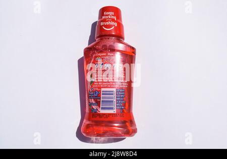 Flasche Colgate Plax Max Frische antibakterielle Mundspülung der Marke Colgate von Palmolive in würziger, frischer, roter Farbe. Rückansicht der absichtserklärung von Colgate Stockfoto