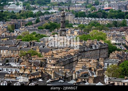 Blick auf Nord-Edinburgh und einen Teil der Neustadt von Calton Hill, Edinburgh, Schottland, Großbritannien. Stockfoto