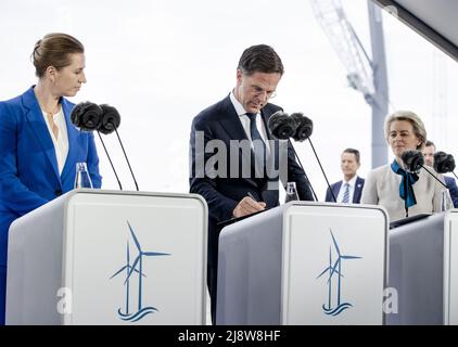 2022-05-18 18:14:19 ESBJERG - Premierministerin Mette Frederiksen (Dänemark), Premierminister Mark Rutte und Ursula von der Leyen (Präsidentin der Europäischen Kommission) (von links nach rechts) während eines Gipfels in Dänemark zur Windenergie in der Nordsee. ANP SEM VAN DER WAL niederlande Out - belgien Out Stockfoto