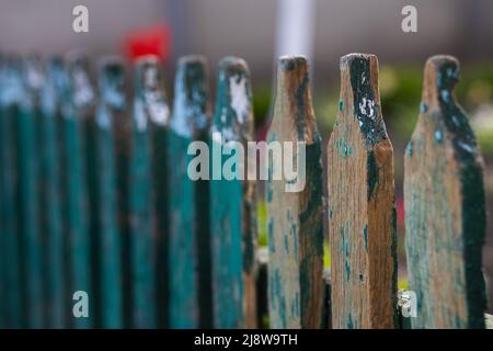 Alter Zaun. Vorbereitung für das Lackieren. Hochwertige Fotos Stockfoto