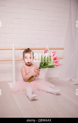 Nettes kleines Mädchen Ballerina und ihre Lehrerin macht Übungen in der Ballettklasse. Kind tut Ballett Stockfoto