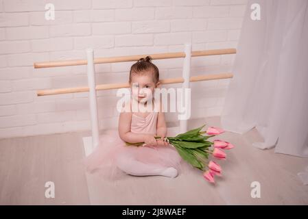 Ballettlehrer und kleine Ballerina haben Praxis in der Tanzklasse . kleine schöne Mädchen tut Ballett .. Stockfoto