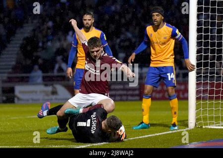 Sam Hoskins von Northampton Town kämpft mit Mansfield Town-Torwart Nathan Bishop während der Sky Bet League im Sixfields Stadium, Northampton, im Halbfinalspiel mit der zweiten Etappe. Bilddatum: Mittwoch, 18. Mai 2022. Stockfoto