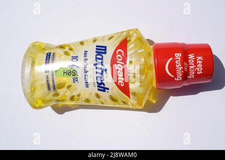 Flasche Colgate Plax Max Frische antibakterielle Mundspülung der Marke Colgate von Palmolive in würziger, frischer, gelber Farbe. Rückansicht von Colgate Stockfoto