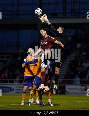 Louis Appere von Northampton Town und Mansfield Town-Torwart Nathan Bishop (TOP) kämpfen im zweiten Halbfinale der Sky Bet League im Sixfields Stadium in Northampton um den Ball. Bilddatum: Mittwoch, 18. Mai 2022. Stockfoto