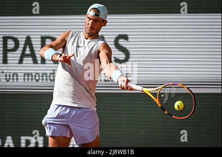 Paris, Frankreich. 18.. Mai 2022. RAFAEL NADAL aus Spanien während einer Trainingseinheit von Roland-Garros 2022, French Open 2022, Grand Slam Tennisturnier im Roland-Garros Stadion. (Bild: © Matthieu Mirville/ZUMA Press Wire) Bild: ZUMA Press, Inc./Alamy Live News Stockfoto