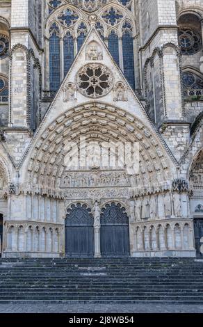 Luftaufnahme der mittelalterlichen Stadt Bourges in Mittelfrankreich mit gotischem Meisterwerk der Kathedrale St. Etienne Stockfoto