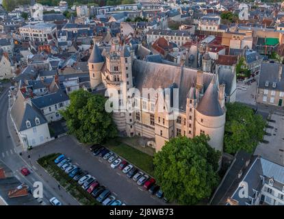 Luftaufnahme der mittelalterlichen Stadt Bourges in Mittelfrankreich mit gotischem Meisterwerk der Kathedrale St. Etienne Stockfoto
