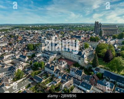 Luftaufnahme der mittelalterlichen Stadt Bourges in Mittelfrankreich mit gotischem Meisterwerk der Kathedrale St. Etienne Stockfoto