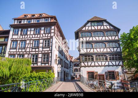 Das kleine Frankreich (La Petite France) in Straßburg, Alsase, Frankreich. Fachwerkhäuser an hellen sonnigen Tagen. Stockfoto