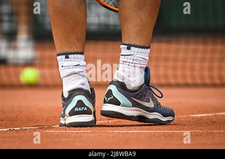 Detail der Schuhe von Rafael NADAL aus Spanien während einer Trainingseinheit von Roland-Garros 2022, French Open 2022, Grand Slam Tennisturnier am 18. Mai 2022 im Roland-Garros-Stadion in Paris, Frankreich - Foto Matthieu Mirville / DPPI Stockfoto