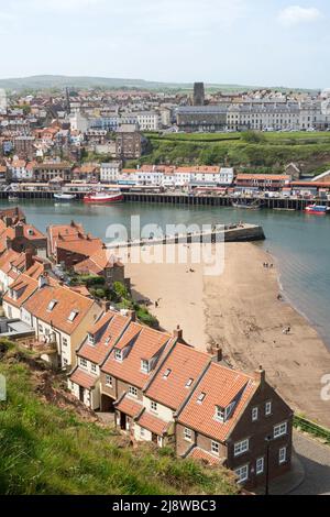 Ein Blick nach Süden über Tate Hill Beach und den Fluss Esk in Whitby, North Yorkshire, England, Großbritannien Stockfoto