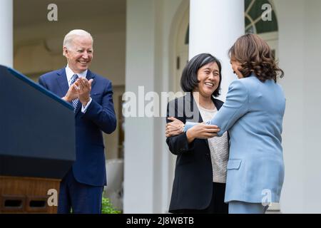 Washington, Vereinigte Staaten Von Amerika. 17.. Mai 2022. Washington, Vereinigte Staaten von Amerika. 17. Mai 2022. US-Präsident Joe Biden applaudiert als Vizepräsidentin Kamala Harris, rechts, begrüßt die US-Handelsvertreterin Katherine Tai während eines Empfangs zur Feier des Kulturmonats der asiatischen Amerikaner, der Ureinwohner Hawaiis und der pazifischen Inselbewohner im Rosengarten des Weißen Hauses, 17. Mai 2022 in Washington, DC. Quelle: Adam Schultz/White House Foto/Alamy Live News Stockfoto