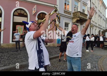 Uherske Hradiste, Tschechische Republik. 18.. Mai 2022. Fanousci sledovali V Pivnici Krcek Finale Ceskeho fotbaloveho poharu MOL Cup: 1. FC Slovacko - AC Sparta Praha, Uherske Hradiste, 18. kvetna 2022. Fanousci Slovacka oslavuji na namesti. Stockfoto