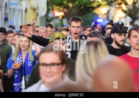 Uherske Hradiste, Tschechische Republik. 18.. Mai 2022. Fanousci sledovali V Pivnici Krcek Finale Ceskeho fotbaloveho poharu MOL Cup: 1. FC Slovacko - AC Sparta Praha, Uherske Hradiste, 18. kvetna 2022. Fanousci Slovacka pricazi na namesti. Stockfoto