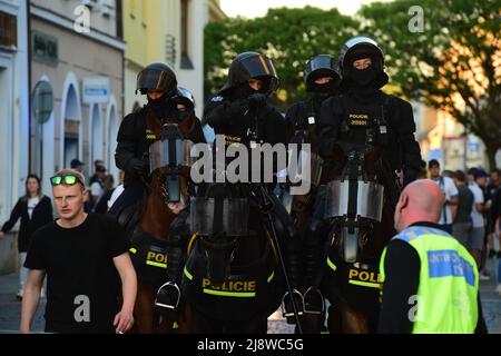 Uherske Hradiste, Tschechische Republik. 18.. Mai 2022. Fanousci sledovali V Pivnici Krcek Finale Ceskeho fotbaloveho poharu MOL Cup: 1. FC Slovacko - AC Sparta Praha, Uherske Hradiste, 18. kvetna 2022. Policiste na konich doprovazeji skupinu fanousku Slovacka na namesti. Stockfoto