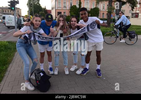 Uherske Hradiste, Tschechische Republik. 18.. Mai 2022. Fanousci sledovali V Pivnici Krcek Finale Ceskeho fotbaloveho poharu MOL Cup: 1. FC Slovacko - AC Sparta Praha, Uherske Hradiste, 18. kvetna 2022. Fanousci Slovacka slavi vitezstvi. Stockfoto