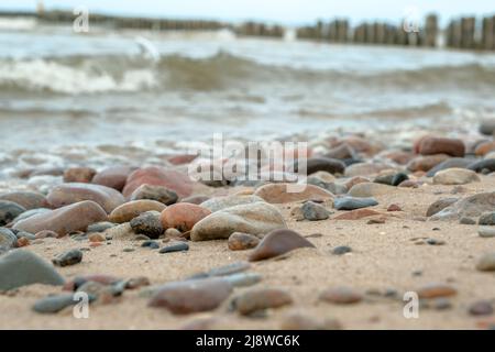 Meereswellen Lash line Impact Rock am Strand. Schöner Meerblick mit Steinen Stockfoto