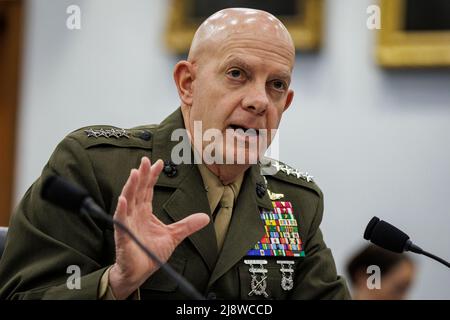 Washington, Vereinigte Staaten Von Amerika. 18.. Mai 2022. General David Berger, Kommandant des Marine Corps, bezeugte am 18. Mai 2022 in Washington, DC, während einer Anhörung des Unterausschusses für die Mittelzuweisung des Repräsentantenhauses über den vorgeschlagenen Budgetantrag für das US-Marine- und Marine-Korps für das Haushaltsjahr 2023. Quelle: Samuel Corum/CNP/Sipa USA Quelle: SIPA USA/Alamy Live News Stockfoto