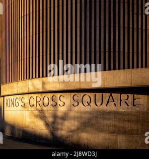 Gekrümmter Kiosk auf dem King façade Cross Square in der frühen Morgensonne. London. Stockfoto