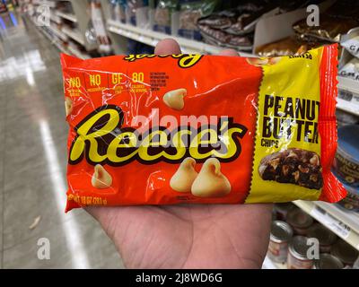 Augusta, GA USA - 04 15 22: Hand Holding Reeses Morsels baking Chips Stockfoto