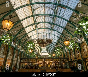 Covent Garden Market Hall ist mit großen beleuchteten Mistel-Weihnachtsdekorationen dekoriert. London. Stockfoto