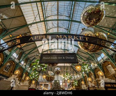 Die Apple Market Hall am Covent Garden Market ist mit großen beleuchteten Mistel-Weihnachtsdekorationen dekoriert. London. Stockfoto