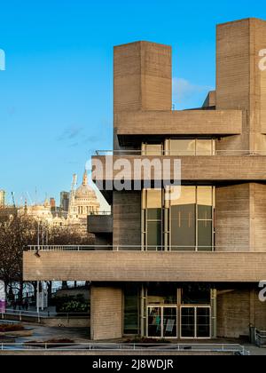 Die Brutalistische façade des National Theatre, London, mit der englischen barocken St. Paul's Cathedral in der Ferne. Stockfoto